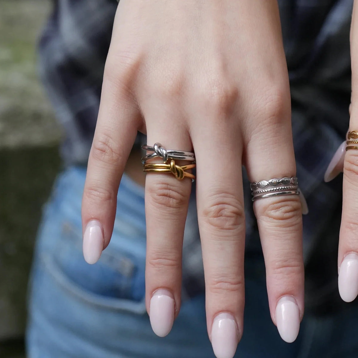Anillo Ajustable de Mujer con Doble Banda y Motivo de Nudo