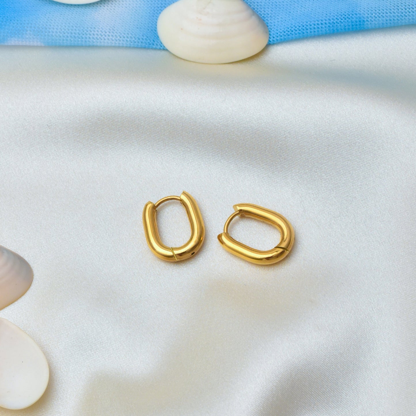 Lara – Pendientes Metálicos en Forma de U Elegantes