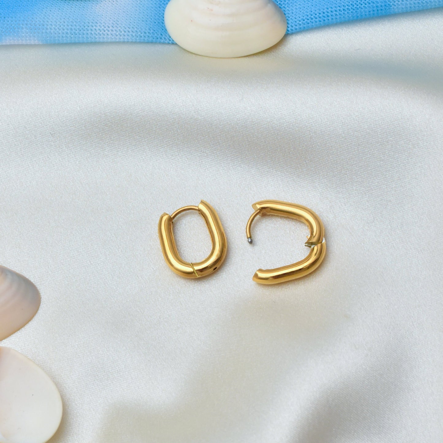 Lara – Pendientes Metálicos en Forma de U Elegantes