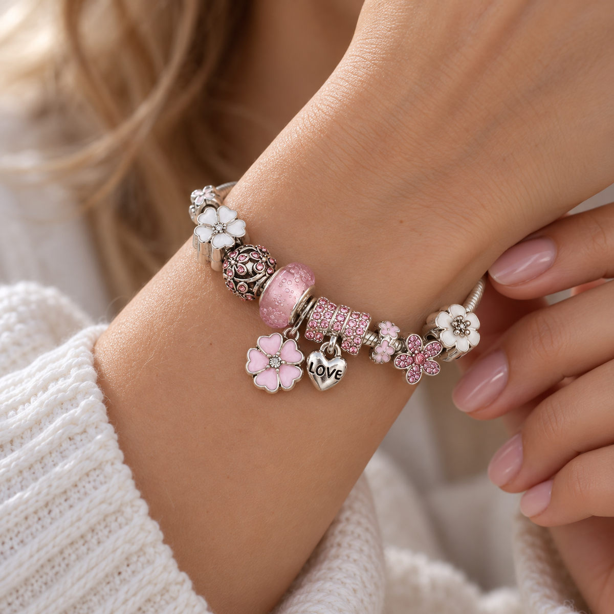 Pulsera Charm Dama con Motivos Florales y Varios Detalles de Colgante