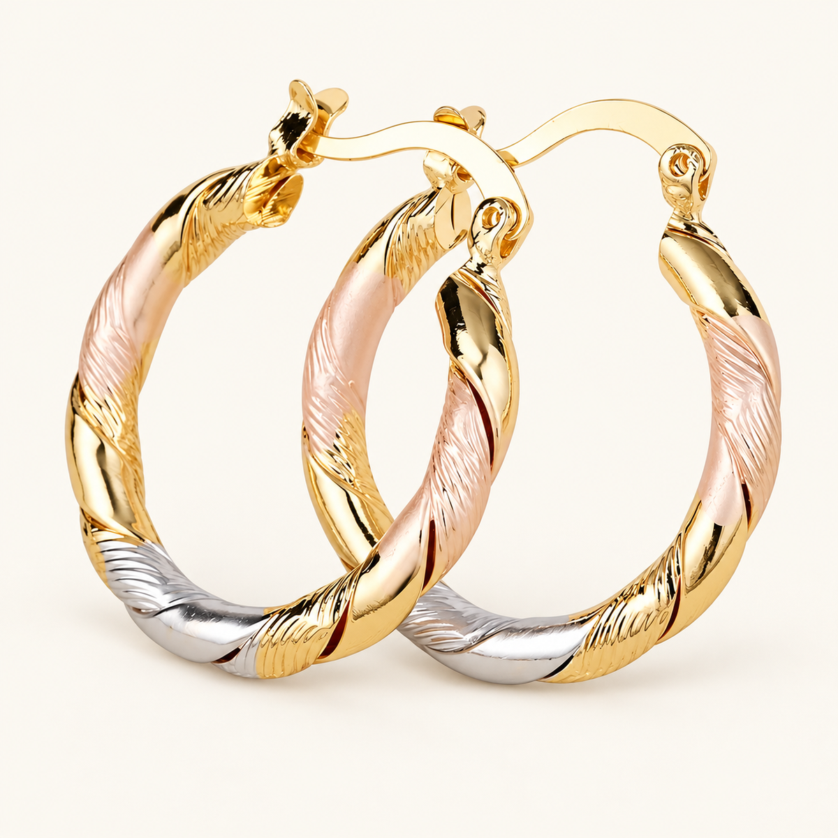 Aretes para mujeres con diseño de contraste triple y estructura en espiral