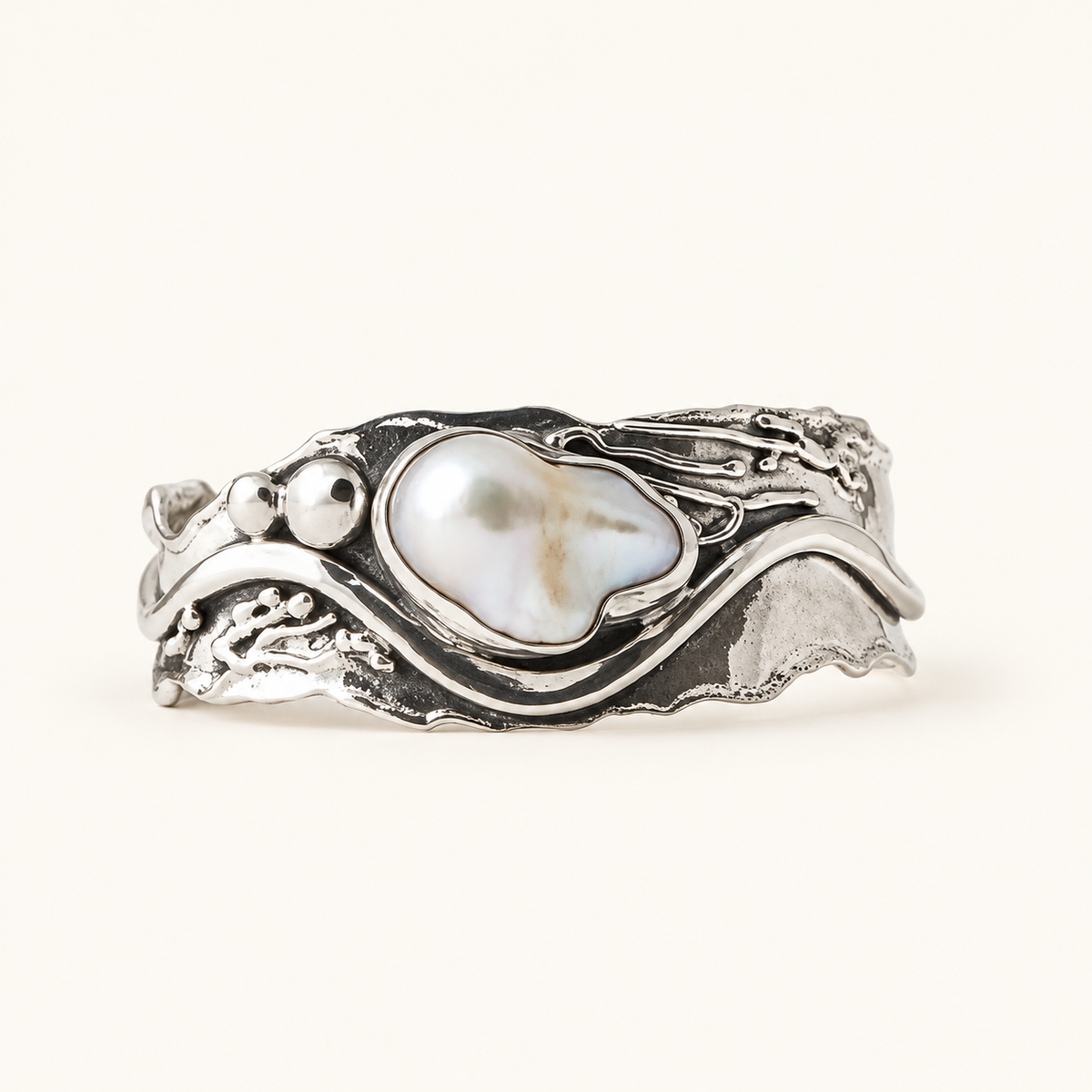 Anillo de Mujer con Diseño en Ola y Piedra Decorativa