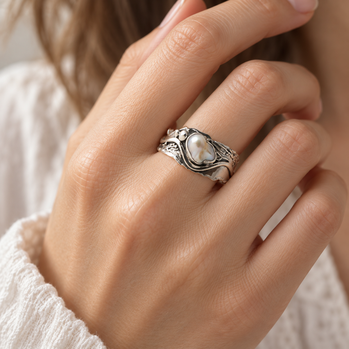 Anillo de Mujer con Diseño en Ola y Piedra Decorativa