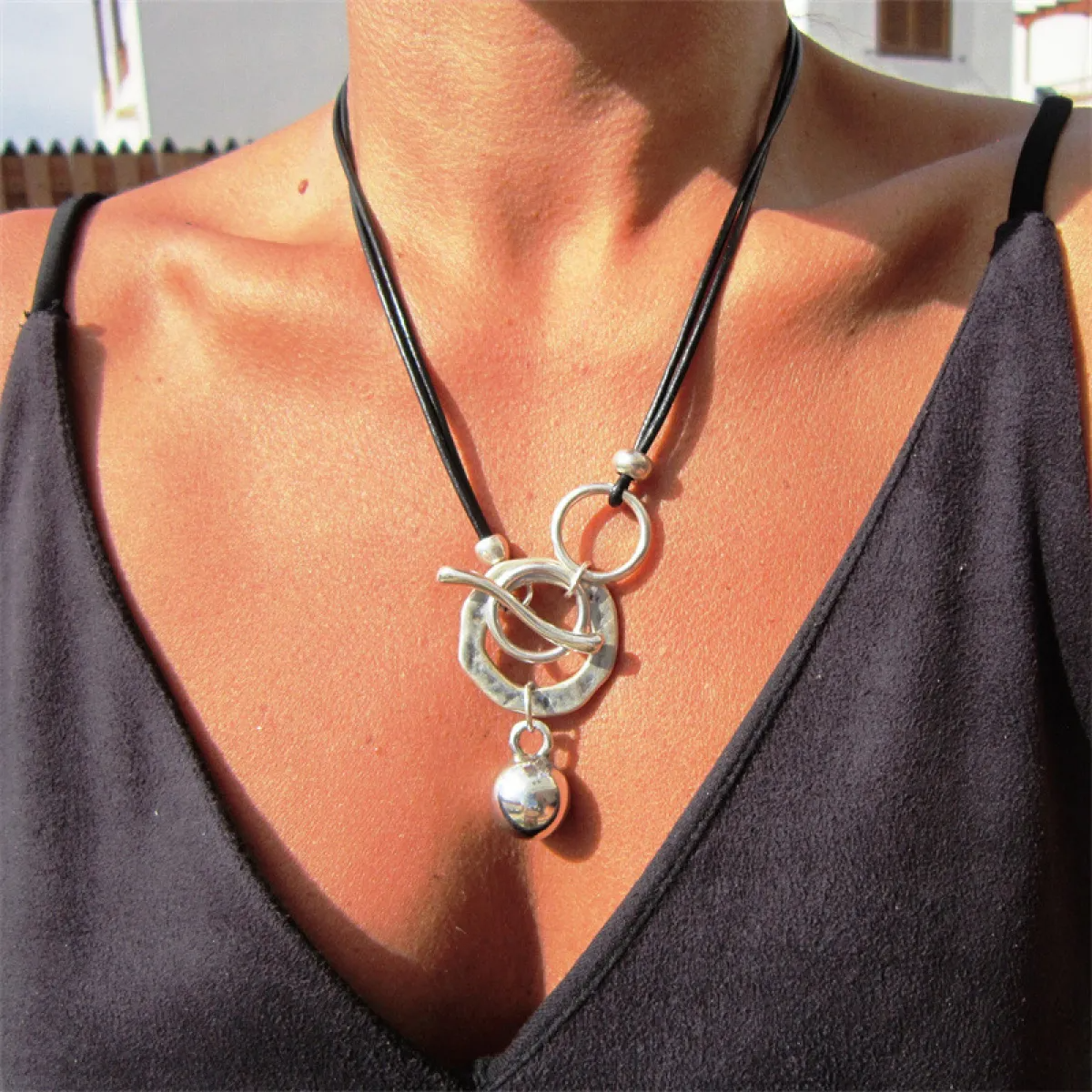 Collar de Declaración para Mujeres con Elementos en Anillo, Detalle Toggle y Colgante Redondo