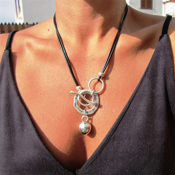 Collar de Declaración para Mujeres con Elementos en Anillo, Detalle Toggle y Colgante Redondo