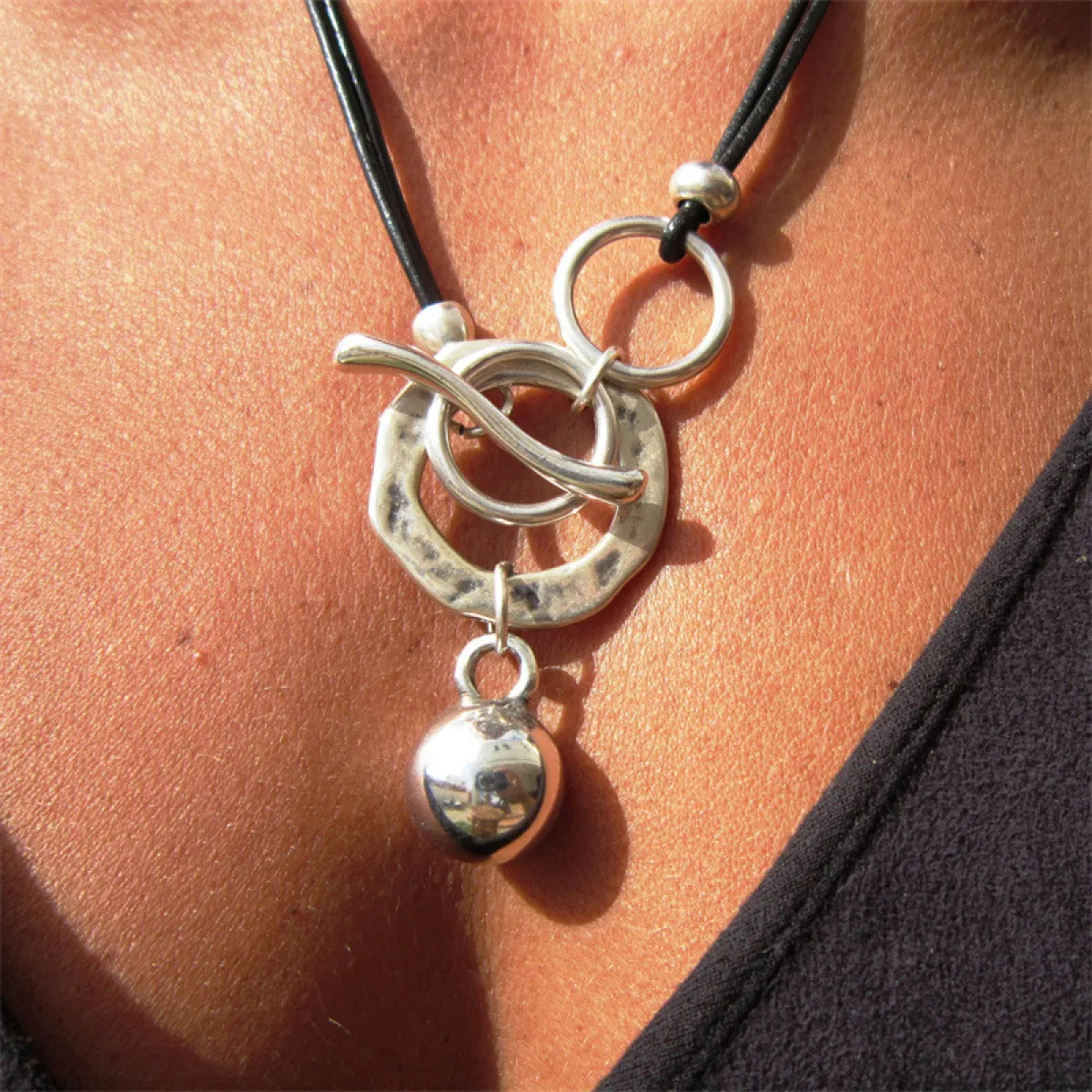 Collar de Declaración para Mujeres con Elementos en Anillo, Detalle Toggle y Colgante Redondo