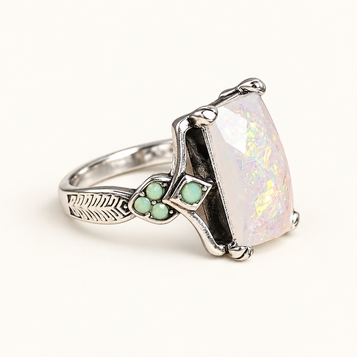 Anillo de Declaración Femenino con Piedra Central Irregular y Detalles Florales Laterales