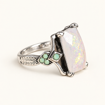Anillo de Declaración Femenino con Piedra Central Irregular y Detalles Florales Laterales