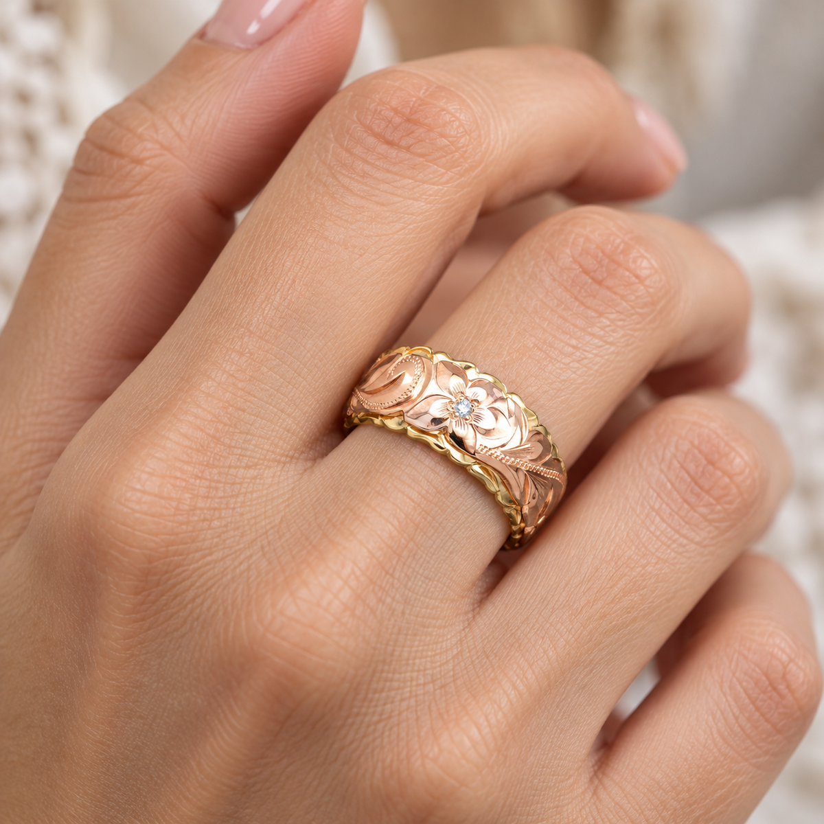 Anillo para Mujeres con Motivo Floral y Detalles de Hojas Grabadas