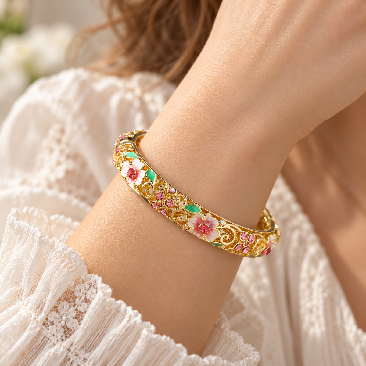 Brazalete Abierto de Flores para Mujer con Detalles de Esmalte y Acentos de Piedra