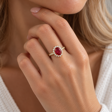 Anillo de dama con granate ovalado y acabado halo