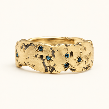 Anillo para Mujeres con Superficie Texturizada y Acentos de Piedra