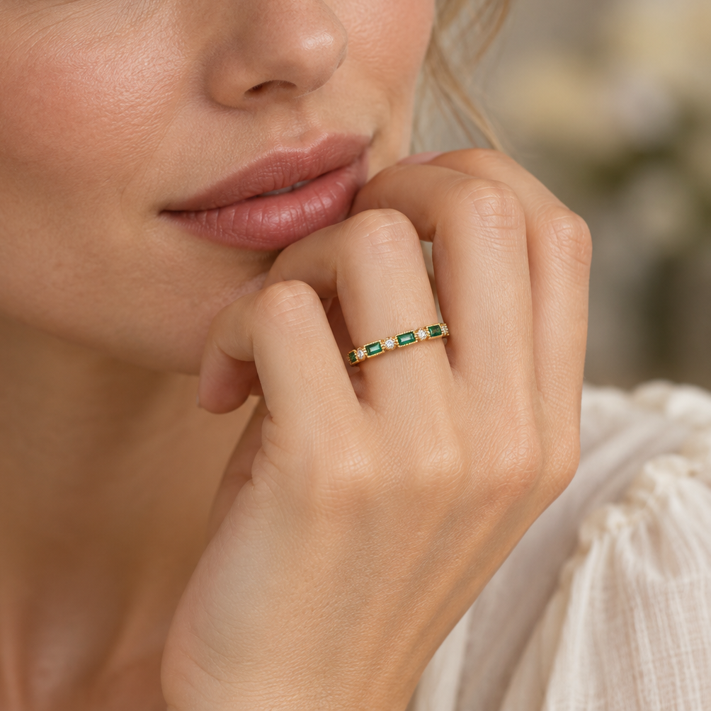 Anillo de mujer con acentos de piedra decorativos incrustados