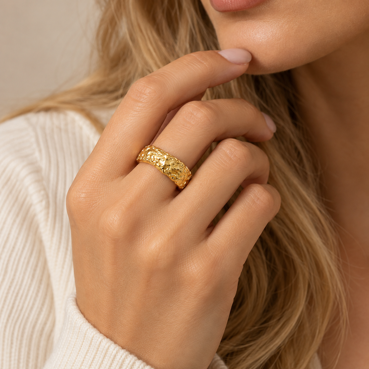 Anillo de Declaración de Damas con Superficie Estructurada Orgánicamente