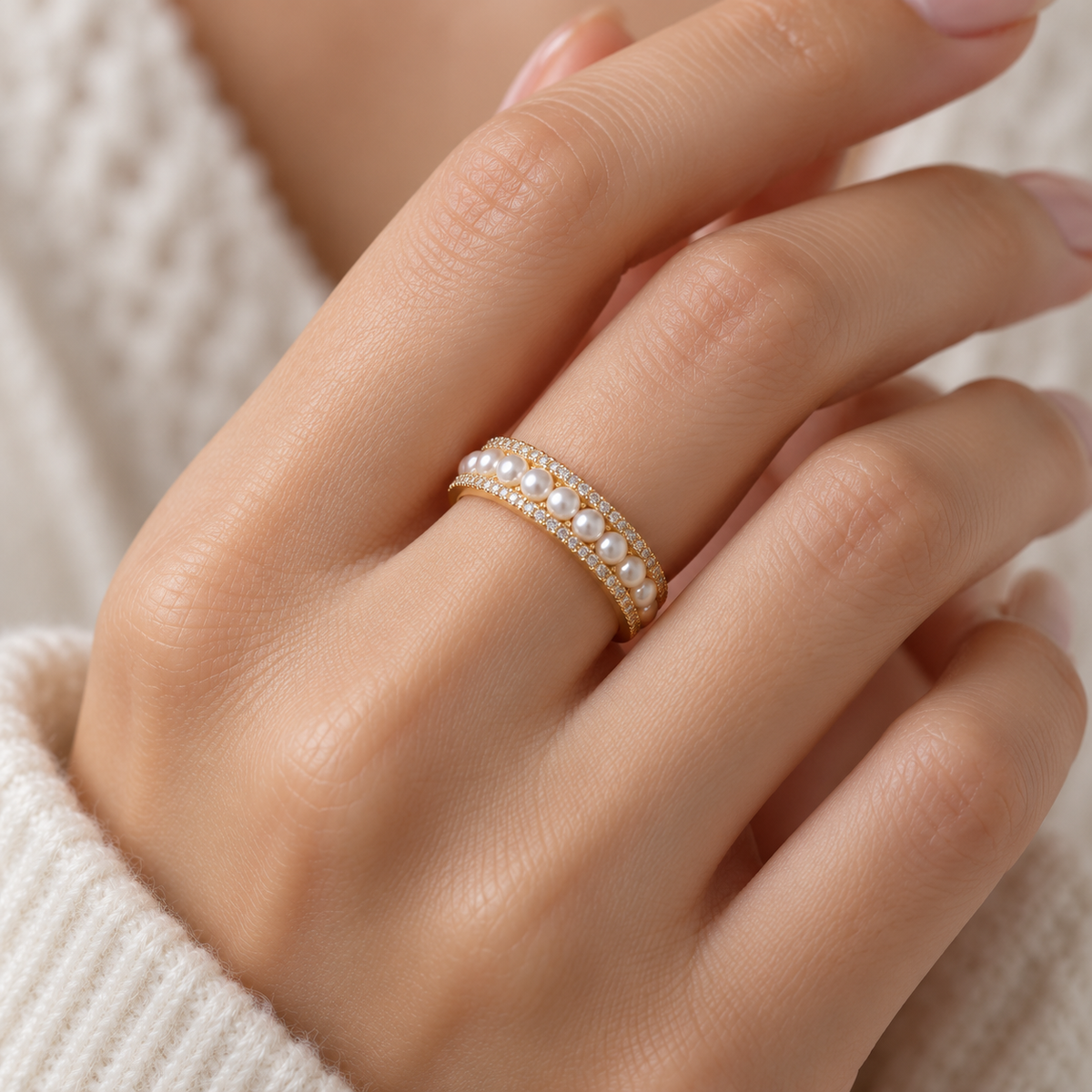 Anillo Ajustable para Mujer con Diseño Abierto, Detalle de Perlas y Acentos de Piedra