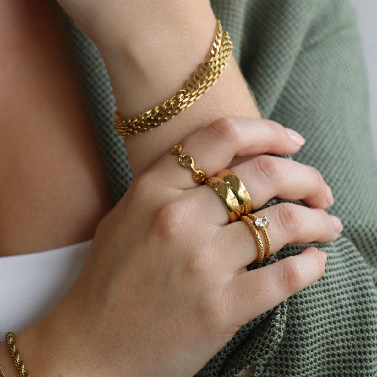 Anillo de Eslabones para Mujeres con Eslabones Ovales y Diseño Perforado