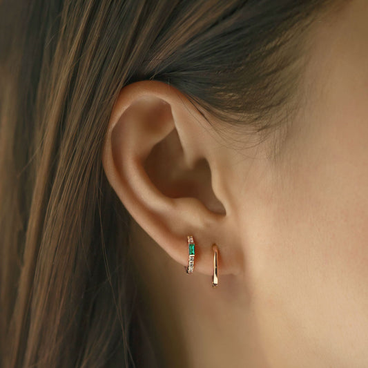 Pendientes Huggie con Baguette de Piedra Preciosa (Esmeralda)