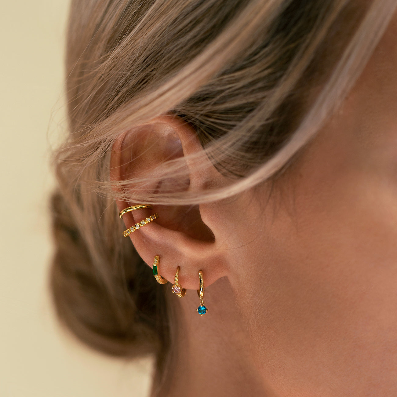Pendientes Huggie con Baguette de Piedra Preciosa (Esmeralda)