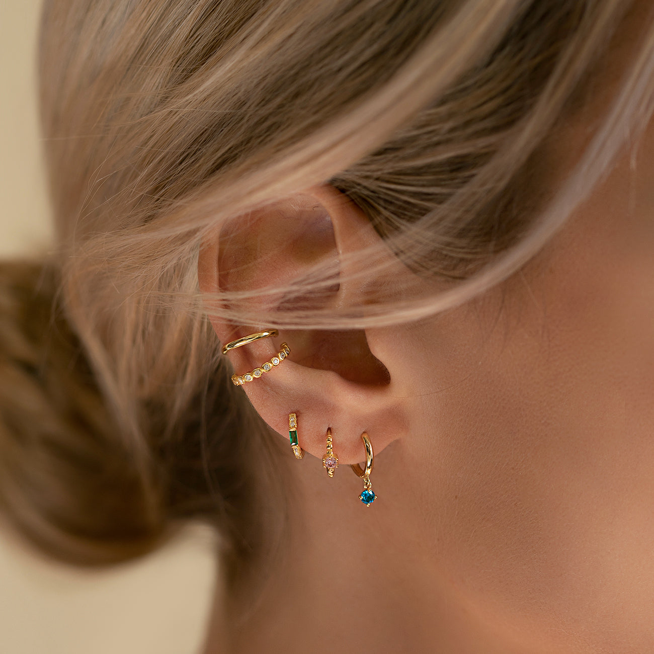 Pendientes Huggie con Baguette de Piedra Preciosa (Esmeralda)