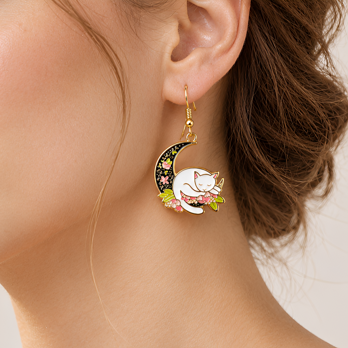 Aretes de mujer con gato en medio de la luna - Par