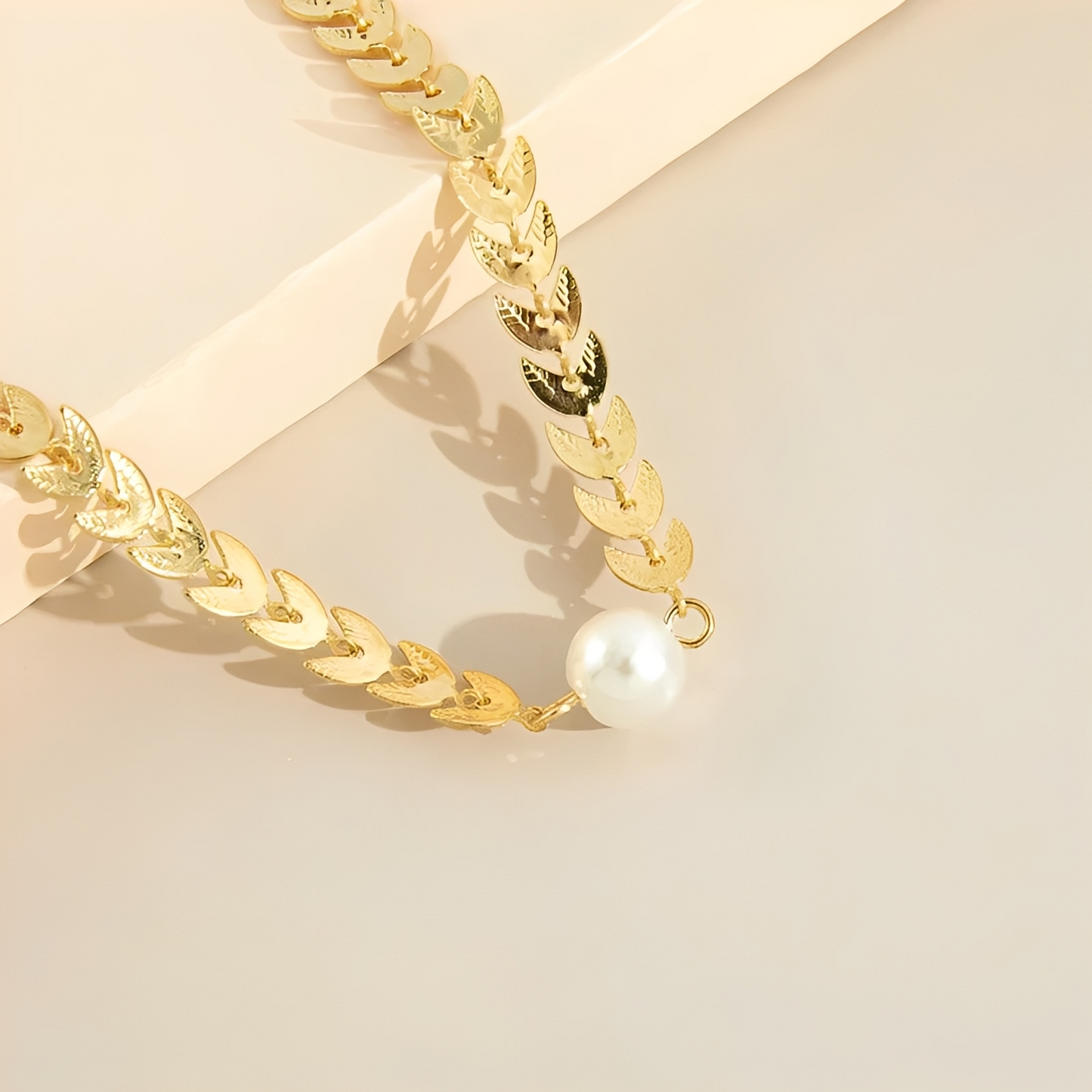 Aria – Collar Romano en Oro & Perla Elegante