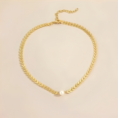 Aria – Collar Romano en Oro & Perla Elegante