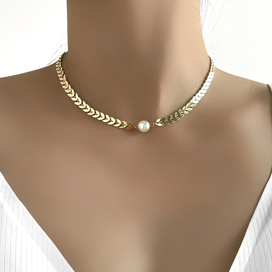 Aria – Collar Romano en Oro & Perla Elegante