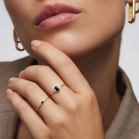 Kaye – Anillo Baguette en Espinela Negra