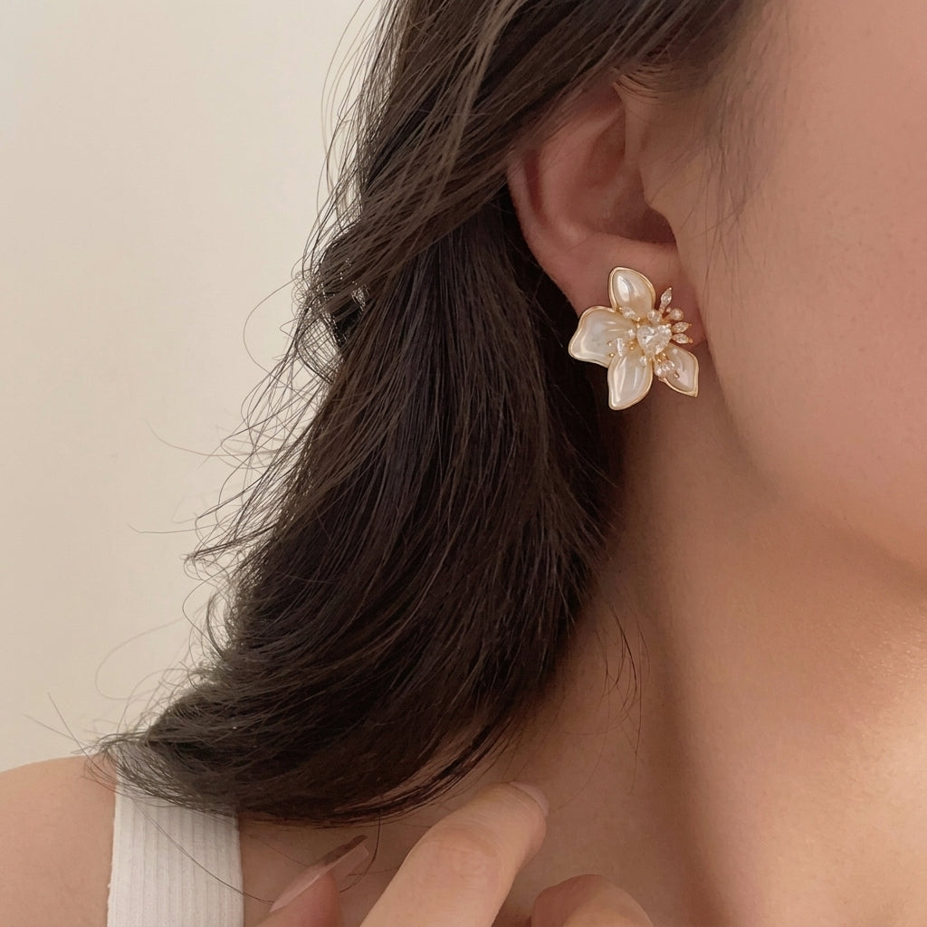 Pendientes de flor para mujer con detalle en corazón y pétalos de perla