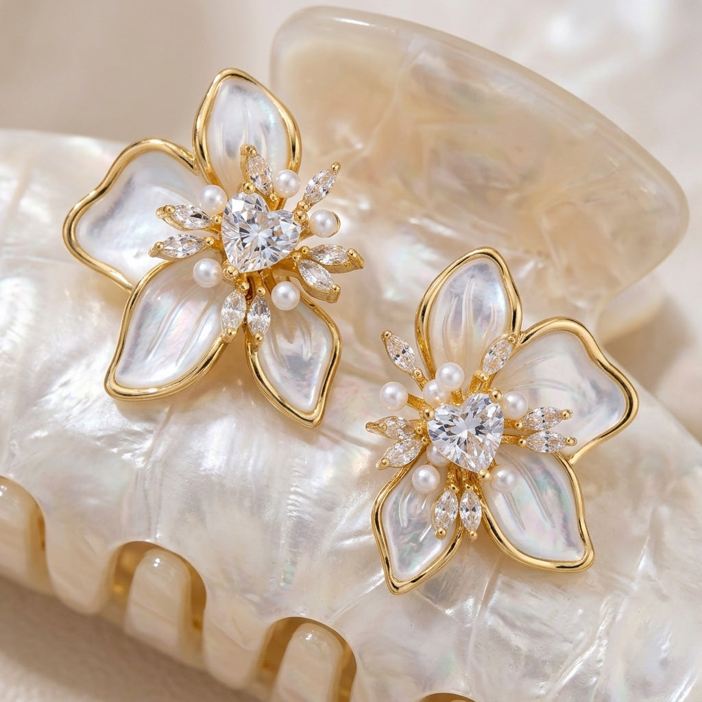 Pendientes de flor para mujer con detalle en corazón y pétalos de perla