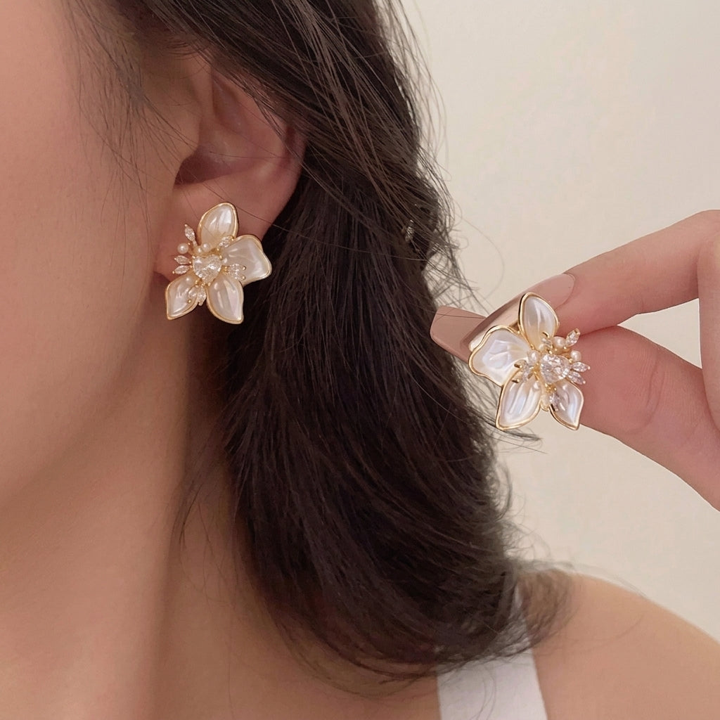 Pendientes de flor para mujer con detalle en corazón y pétalos de perla