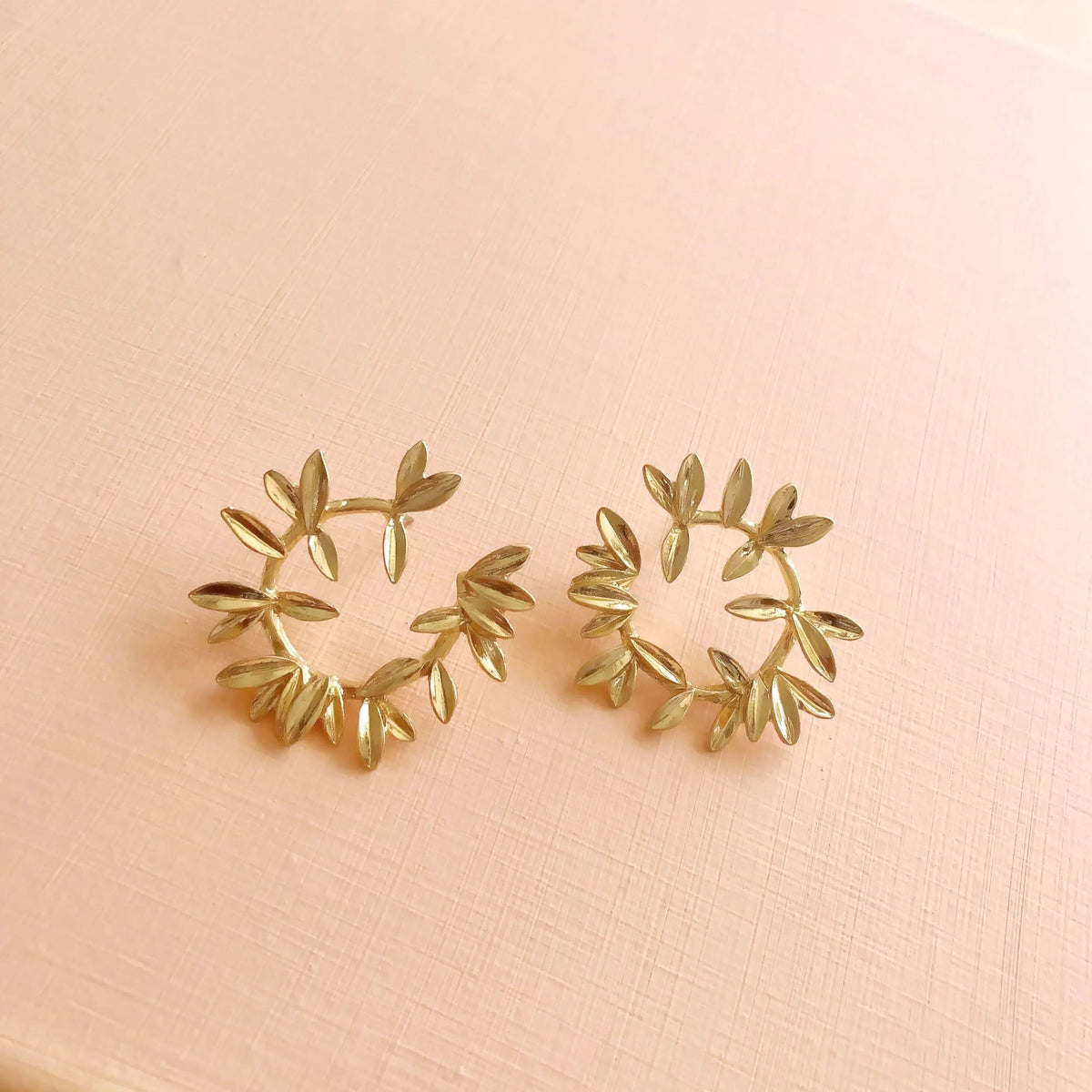 Aros de hojas para damas con diseño de corona abierto y superficie estructurada
