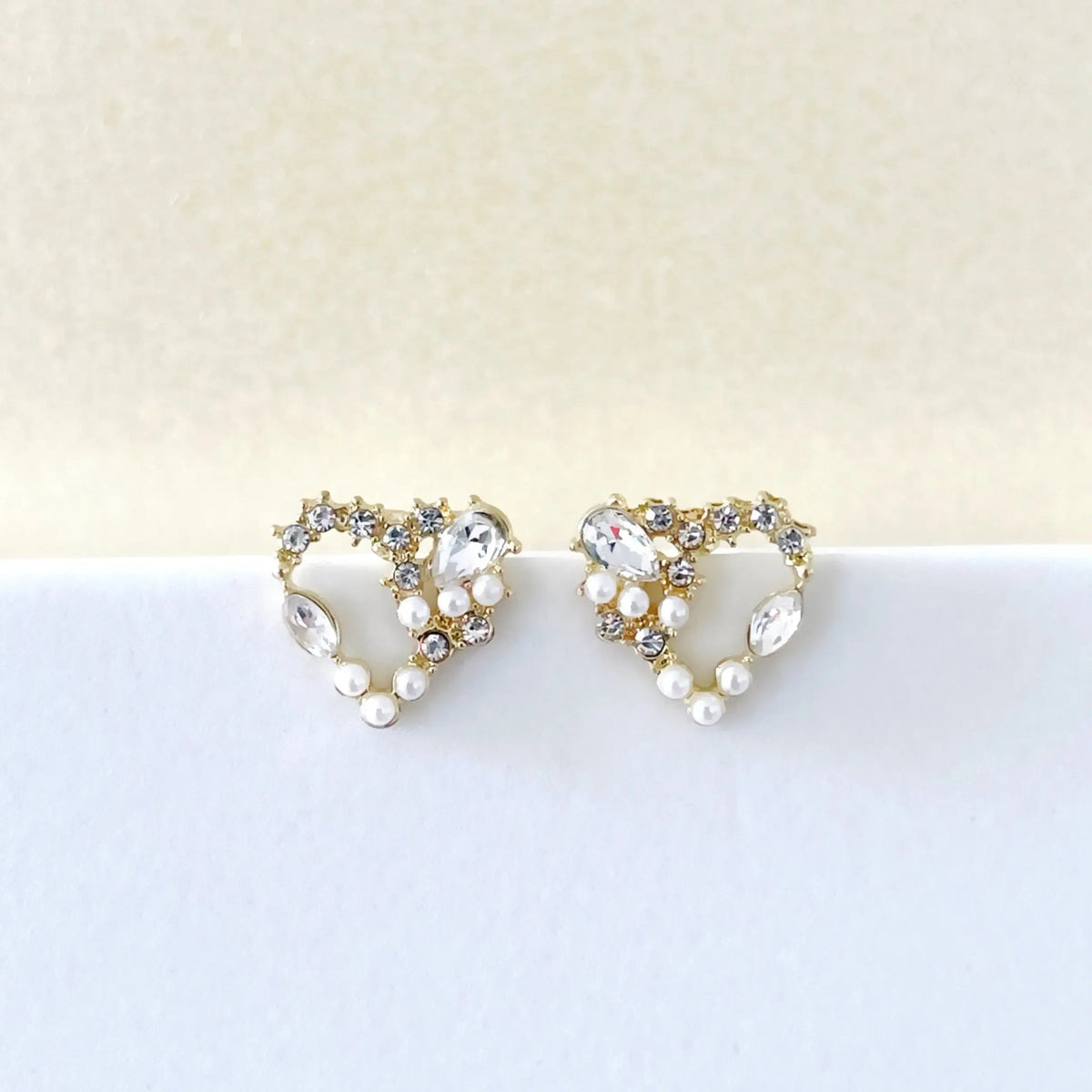 Pendientes de corazón para damas con acentos de perlas y diseño de aro floral