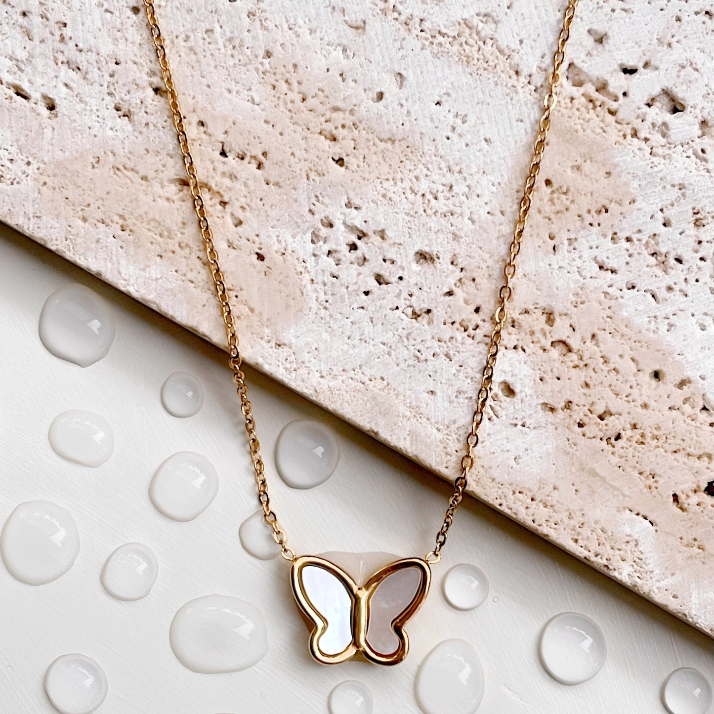 Molly – Collar Dorado Mariposa con Concha Elegante