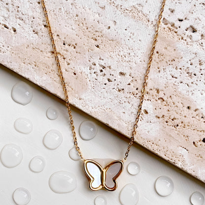 Molly – Collar Dorado Mariposa con Concha Elegante