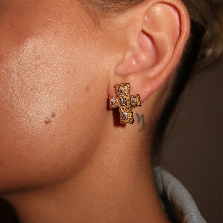 Saki – Aretes Cruz Piedra Fundida Elegantes