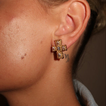 Saki – Aretes Cruz Piedra Fundida Elegantes
