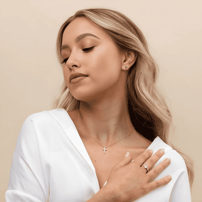 Zara – Collar con Cruz de Diamantes