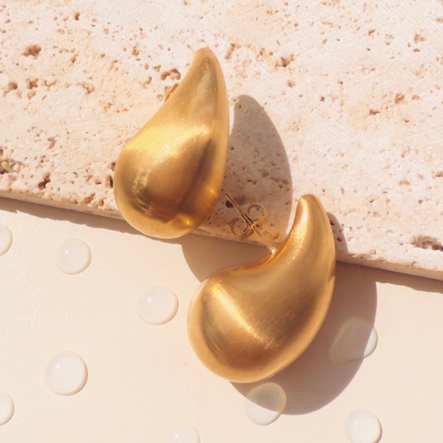 Thelda – Pendientes Dorados Colgantes con Diseño Gota
