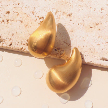 Thelda – Pendientes Dorados Colgantes con Diseño Gota