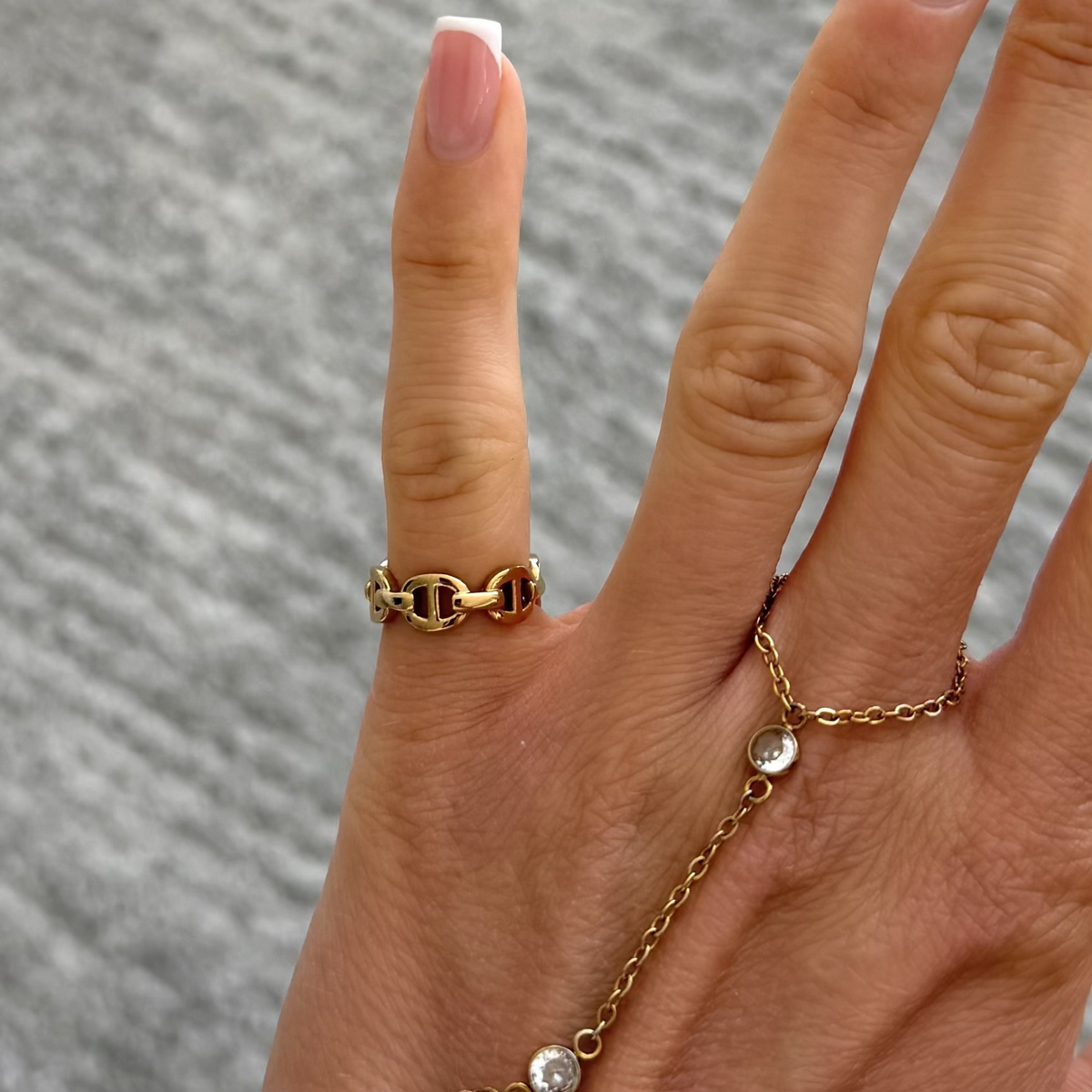 Anillo de Eslabones para Mujeres con Eslabones Ovales y Diseño Perforado
