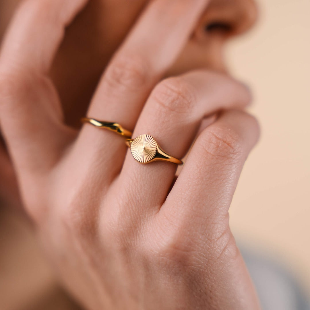 Amane – Anillo Sello Sol Dorado 18K