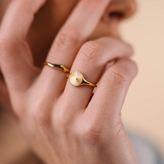 Amane – Anillo Sello Sol Dorado 18K