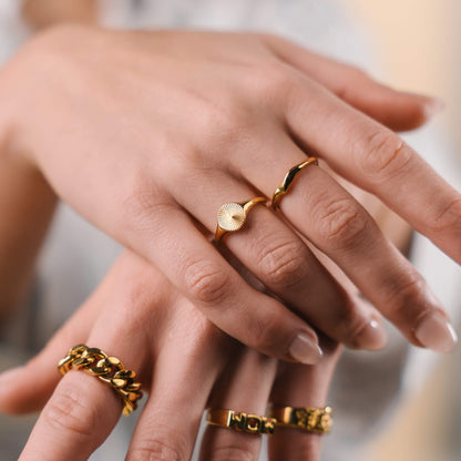 Amane – Anillo Sello Sol Dorado 18K