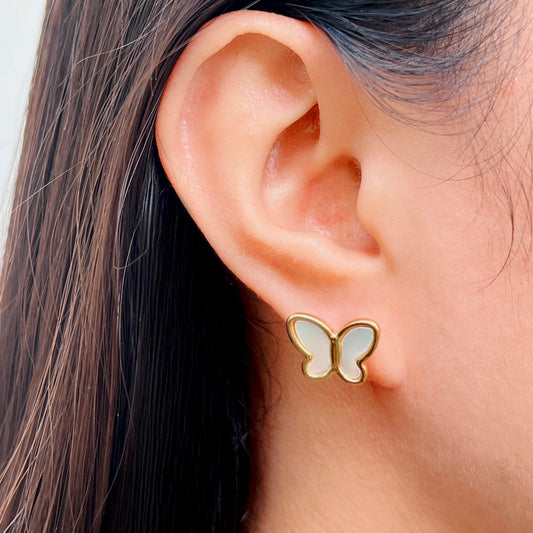 Lottie – Pendientes Dorados Mariposa con Concha