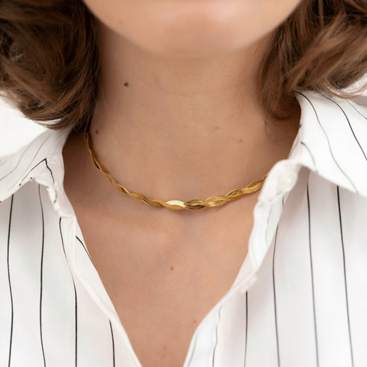 Bria – Collar Trenzado Estilo Omega