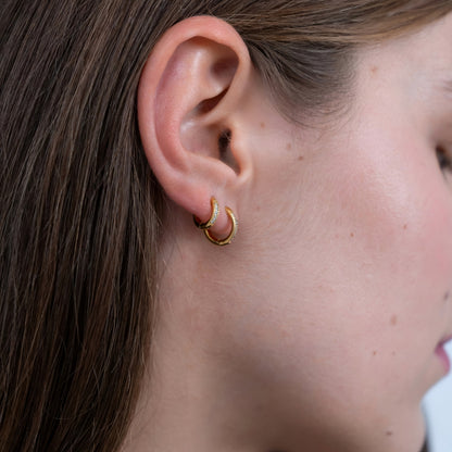 Verna – Pendientes Huggie Eternidad