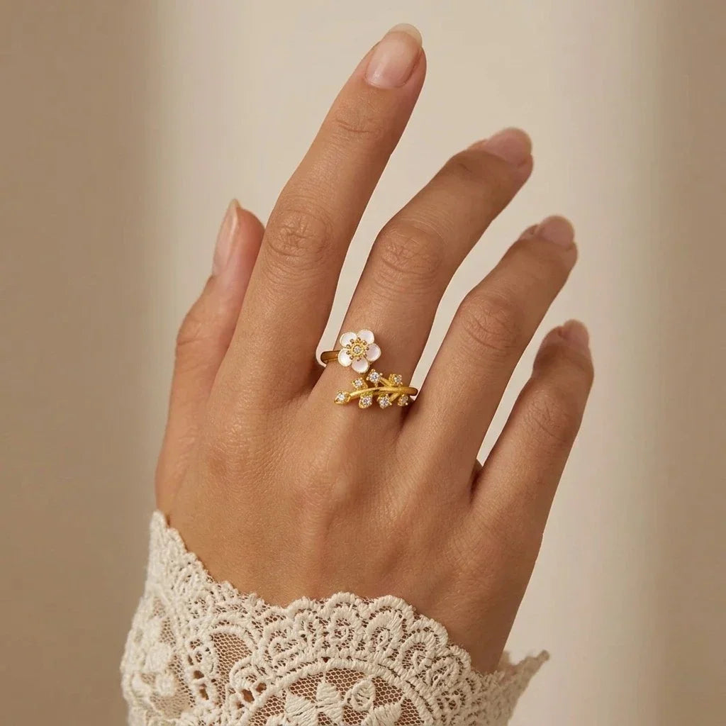 Anillo Ajustable para Dama con Motivo de Flor y Varios Acentos de Piedra