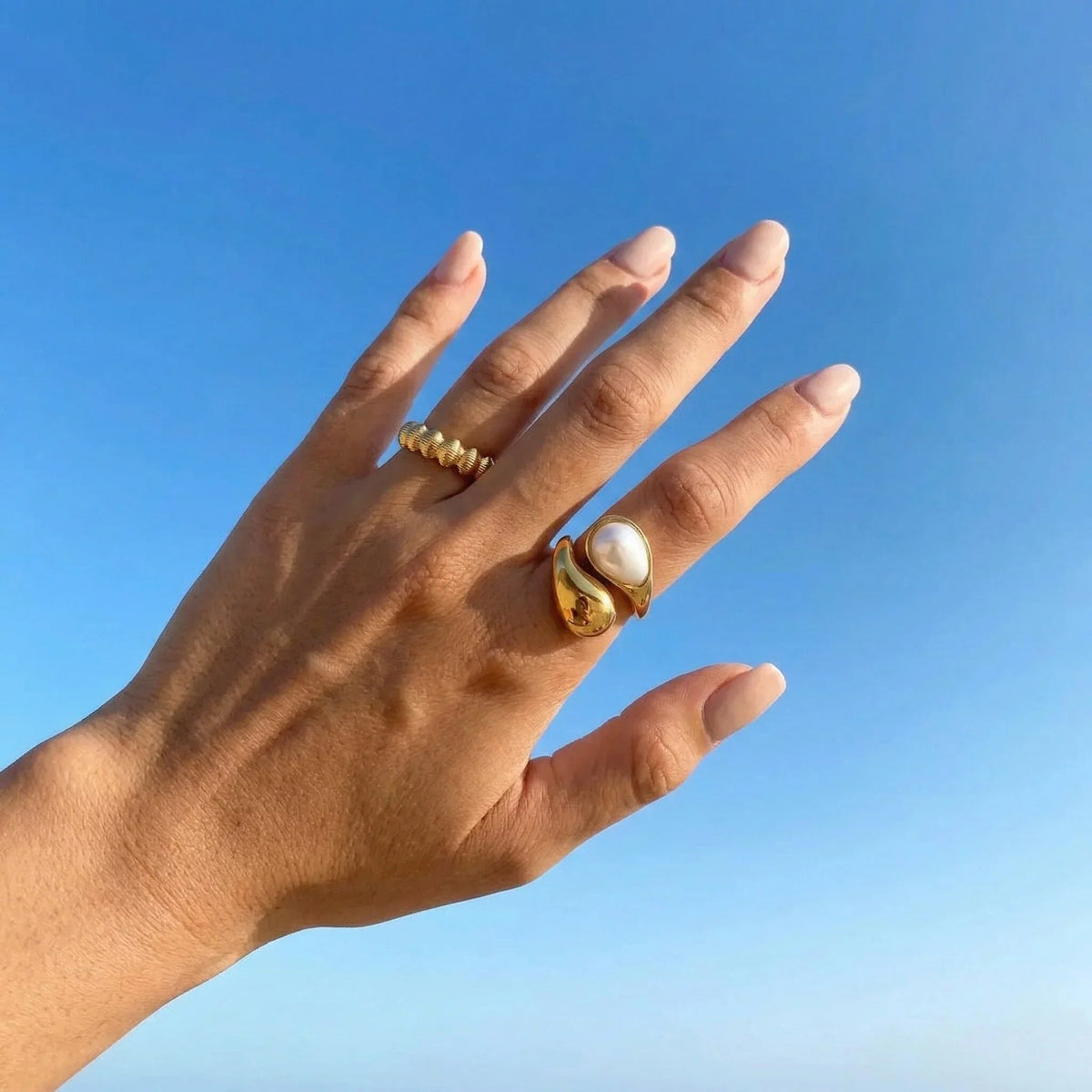 Dama Anillo de Declaración Ajustable con Diseño Esculpido y Elemento de Joyería Central
