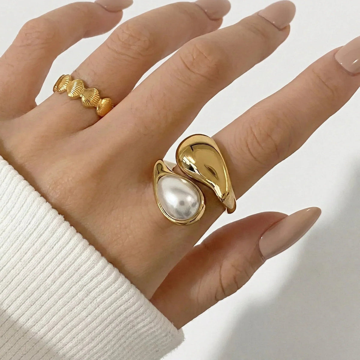 Dama Anillo de Declaración Ajustable con Diseño Esculpido y Elemento de Joyería Central